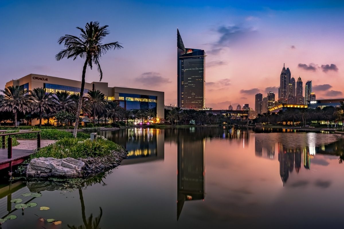 Дубай интернет сити. Парк Дубай Медиа Сити фото. Office Park Dubai. Район Дубай интернет Сити фото.