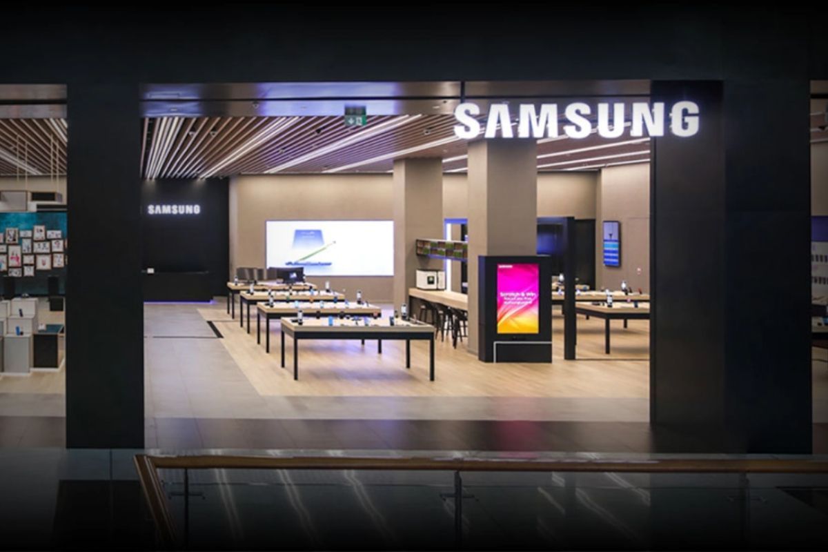 Samsung design. Samsung Club Store. Dubai Mall Samsung. Самсунг витрина. Samsung Дубай.