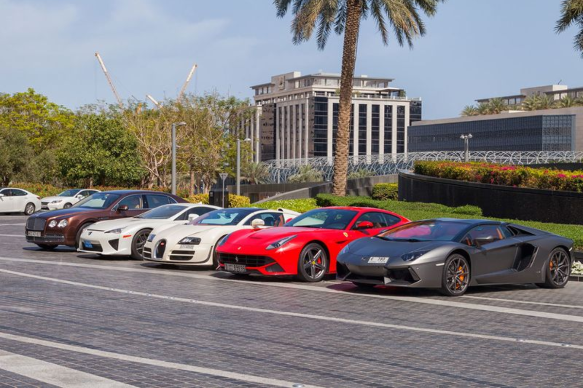 Dubai cars. Парк Ламборгини в Дубае. Суперкары в Дубае. Арабские эмираты Дубай машины. Дорогие машины Дубая.