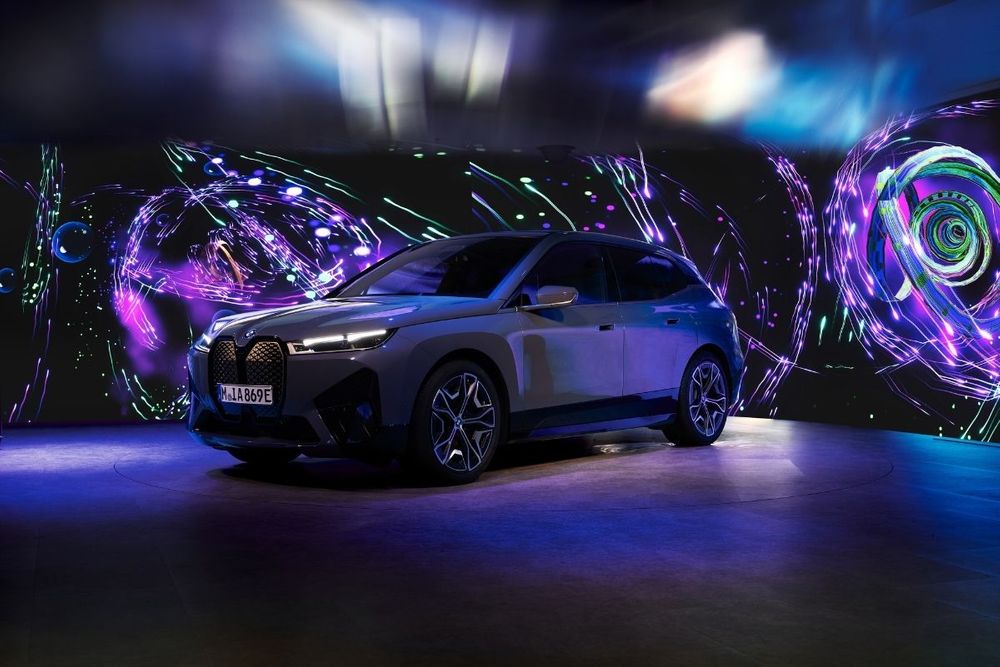 BMW set to be the 1st to bring digital art into vehicles