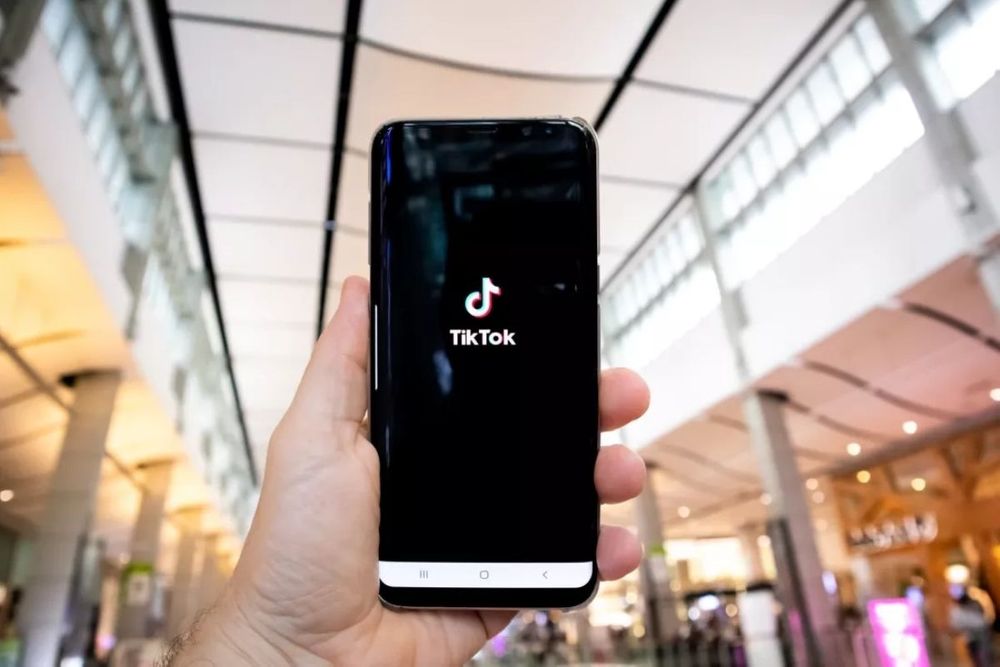 TikTok videos will soon be shown at airports, hotels & restaurants