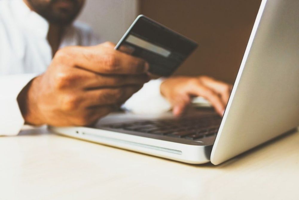 74% of online shoppers in the UAE to spend more in 2022