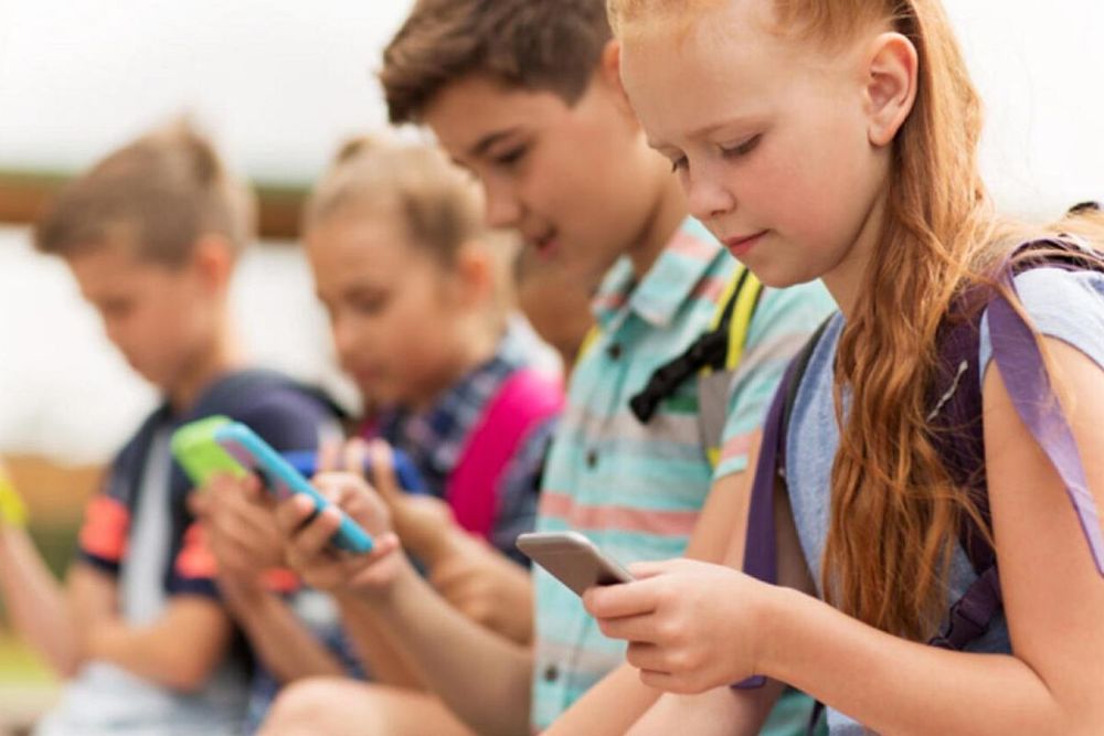 List of UAE Emergency numbers your child should memorize