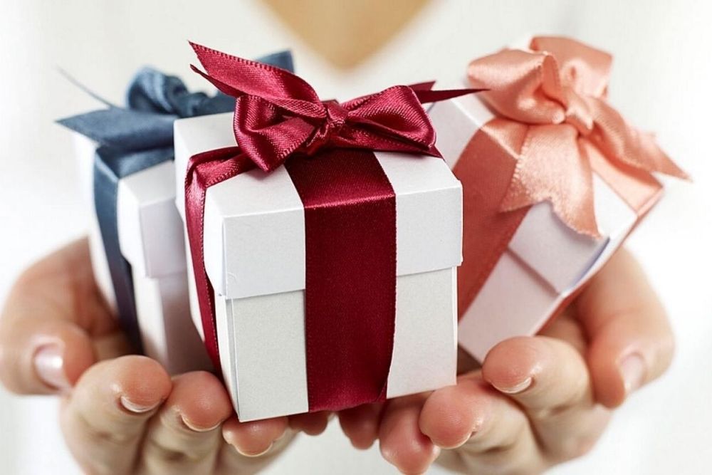 Is it illegal in UAE for employees to accept gifts from suppliers?