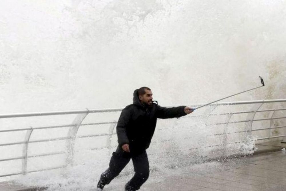 New UAE Laws Prohibit Valley Drives During Rains to Discourage "Storm Chasers," with Potential Dh2,000 Fine