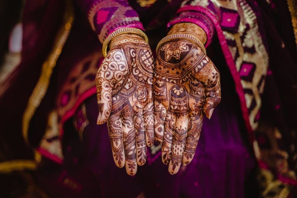 Henna is in the Hands of a Woman. Dubai. Stock Image - Image of colorful,  makeup: 130975969