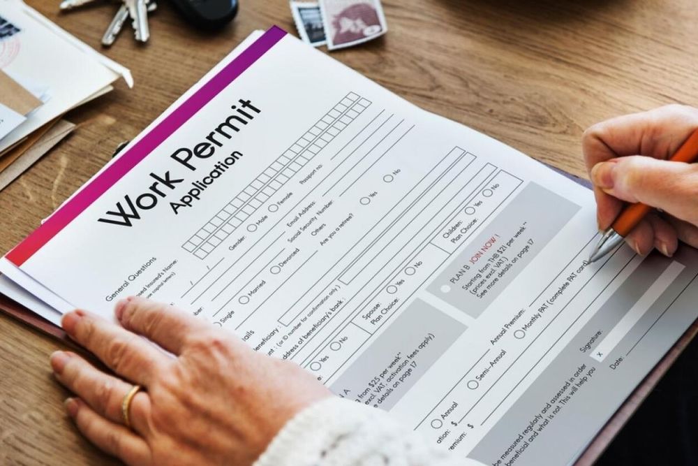 What is the procedure for Golden Visa holders to change jobs in UAE?