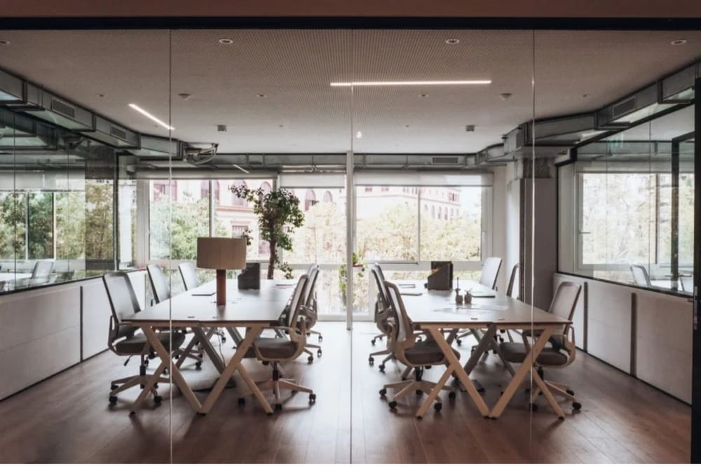 Should Your Small Business in Dubai Rent, Buy, or Co-Share Its Workspace?