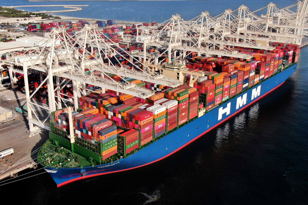 Jebel Ali port welcomes mega container ship HMM GDANSK on its maiden visit