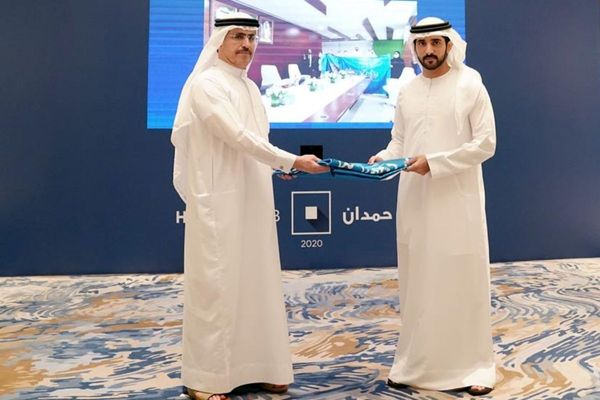 Dubai Crown Prince presents Flag of Hamdan bin Mohammed Program for Government Services to DEWA
