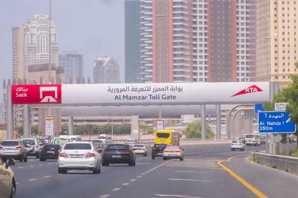 How can UAE residents buy Salik shares?