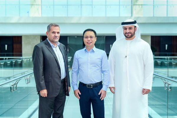 Emirates and Huawei review customer-centric initiatives