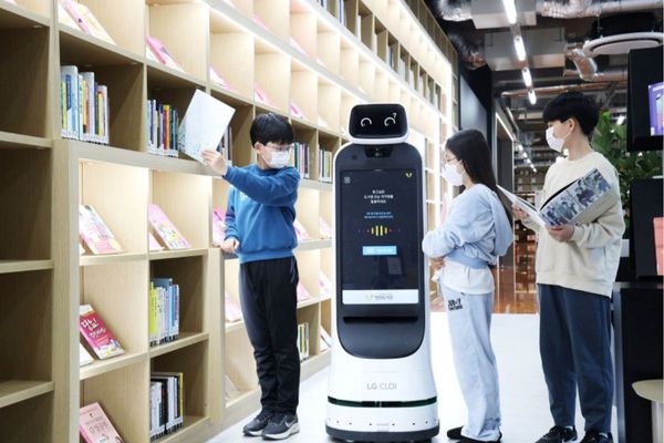 Improve convenience and experiences with LG CLOi Service Robots