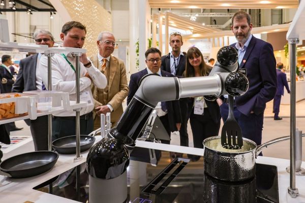 dnata unveils cooking robot at WTCE for innovative onboard catering