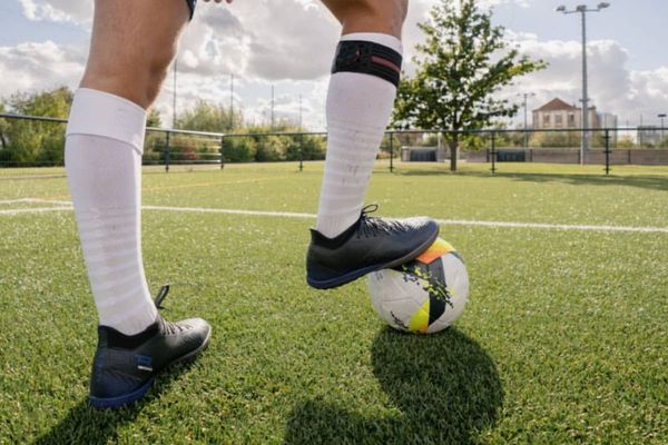 Footbar: A football tracking device powered by artificial intelligence to upscale your game