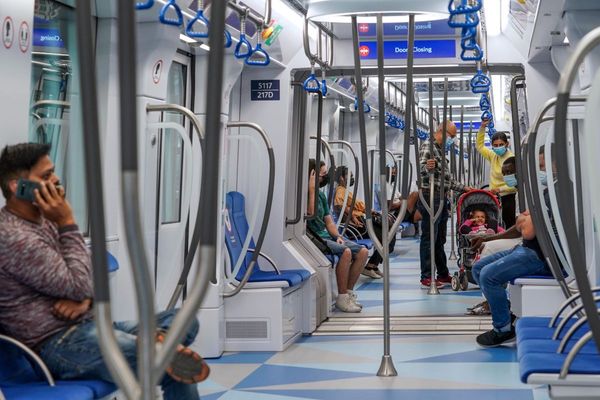 How to pay fines for consuming food or drinks on Dubai's metro or bus