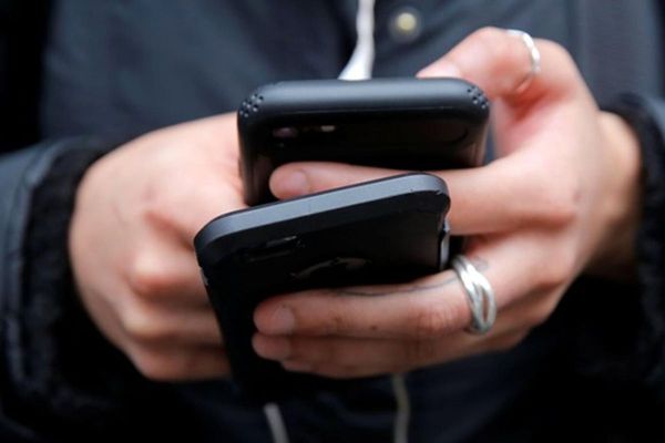 How can Dubai residents anonymously report illegal activities?